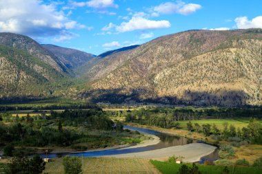 İngiliz Kolombiyası 'nın çorak güney iç kısımlarındaki aşağı Similkameen Vadisi organik tarım ahlakı olan meyve bahçeleri, çiftlikler ve şaraphanelerle doludur..