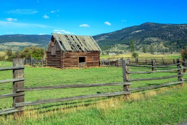 Merritt, British Columbia, Kanada yakınlarındaki Nicola Vadisi 'nde eski bir çiftlik binasının Kanada manzarası.