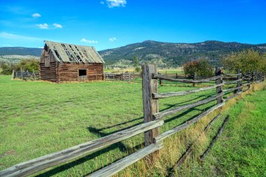 Merritt, British Columbia, Kanada yakınlarındaki Nicola Vadisi 'nde eski bir çiftlik binasının Kanada manzarası.