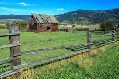 Merritt, British Columbia, Kanada yakınlarındaki Nicola Vadisi 'nde eski bir çiftlik binasının Kanada manzarası.