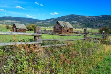 Merritt, British Columbia, Kanada yakınlarındaki Nicola Vadisi 'nde eski bir çiftlik binasının Kanada manzarası.