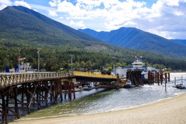Balfour, British Columbia, Kanada 'daki Kootenay Gölü' ndeki feribot terminali..