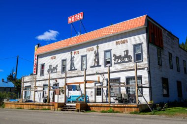 Yahk, British Columbia, Kanada - 15 Eylül 2021: Yahk, British Columbia, Kanada 'daki eski bir otel ve barın dışı.