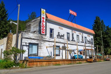 Yahk, British Columbia, Kanada - 15 Eylül 2021: Yahk, British Columbia, Kanada 'daki eski bir otel ve barın dışı.