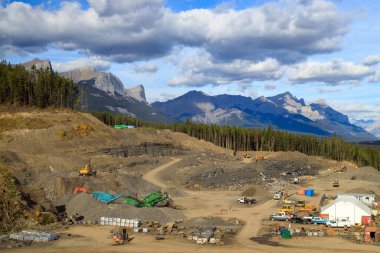 Rundle Rock 'ı üreten taş ocağı. Güzel, düz ve kullanması kolay bir taş. Büyük Kanada Rocky Dağları' ndan geliyor. Karakter bakımından zengin olan doğa, Rundle Stone 'a çok çeşitli siyah ve kahverengi renkler sunar..