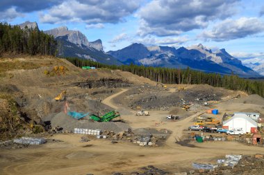 Rundle Rock 'ı üreten taş ocağı. Güzel, düz ve kullanması kolay bir taş. Büyük Kanada Rocky Dağları' ndan geliyor. Karakter bakımından zengin olan doğa, Rundle Stone 'a çok çeşitli siyah ve kahverengi renkler sunar..
