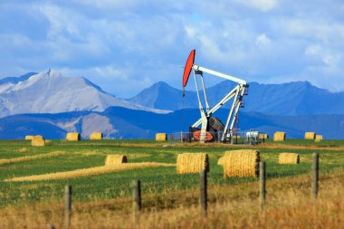 Kanada 'da Alberta, Kanada' daki Kanada dağlarında petrol ve gaz endüstrisi sondaj platformu..