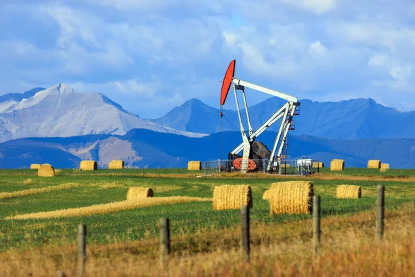 Kanada 'da Alberta, Kanada' daki Kanada dağlarında petrol ve gaz endüstrisi sondaj platformu..