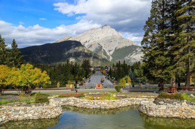 Banff, Alberta, Kanada - 21 Eylül 2022: Banff Bulvarı 'nın manzarası Banff Alberta şehrinin arka planında Rundle Dağı olan ana caddesi.