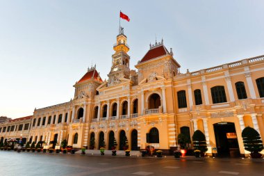 Ho Chi Minh Belediye Binası veya Htel de Ville de Sagon, 1902-1908 yılları arasında Fransız sömürge tarzı Saigon için inşa edilmiştir. 1975 'ten sonra Ho Chi Minh Şehir Halkı Komitesi olarak yeniden adlandırıldı ve belediye binası olarak hizmet vermektedir..
