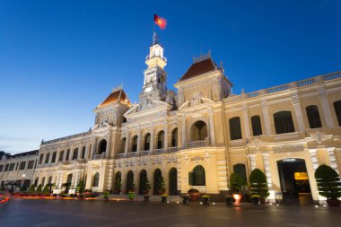 Ho Chi Minh Belediye Binası veya Htel de Ville de Sagon, 1902-1908 yılları arasında Fransız sömürge tarzı Saigon için inşa edilmiştir. 1975 'ten sonra Ho Chi Minh Şehir Halkı Komitesi olarak yeniden adlandırıldı ve belediye binası olarak hizmet vermektedir..