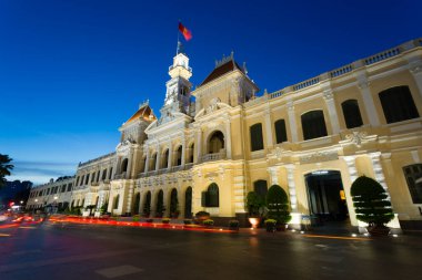 Ho Chi Minh Belediye Binası veya Htel de Ville de Sagon, 1902-1908 yılları arasında Fransız sömürge tarzı Saigon için inşa edilmiştir. 1975 'ten sonra Ho Chi Minh Şehir Halkı Komitesi olarak yeniden adlandırıldı ve belediye binası olarak hizmet vermektedir..