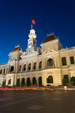 Ho Chi Minh Belediye Binası veya Htel de Ville de Sagon, 1902-1908 yılları arasında Fransız sömürge tarzı Saigon için inşa edilmiştir. 1975 'ten sonra Ho Chi Minh Şehir Halkı Komitesi olarak yeniden adlandırıldı ve belediye binası olarak hizmet vermektedir..
