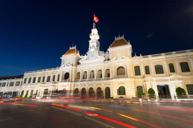 Ho Chi Minh Belediye Binası veya Htel de Ville de Sagon, 1902-1908 yılları arasında Fransız sömürge tarzı Saigon için inşa edilmiştir. 1975 'ten sonra Ho Chi Minh Şehir Halkı Komitesi olarak yeniden adlandırıldı ve belediye binası olarak hizmet vermektedir..