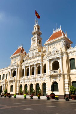 Ho Chi Minh Belediye Binası veya Htel de Ville de Sagon, 1902-1908 yılları arasında Fransız sömürge tarzı Saigon için inşa edilmiştir. 1975 'ten sonra Ho Chi Minh Şehir Halkı Komitesi olarak yeniden adlandırıldı ve belediye binası olarak hizmet vermektedir..