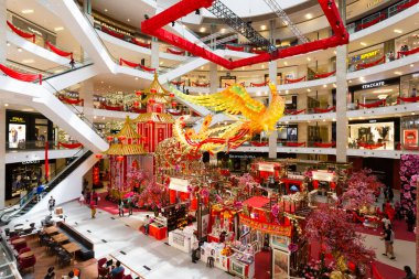 Kuala Lumpur, Malezya - 26 Ocak 2017: Pavilion Kuala Lumpur alışveriş merkezinin içi. Pavilion Kuala Lumpur, Malezya 'nın Kuala Lumpur bölgesinde yer alan bir alışveriş merkezidir..