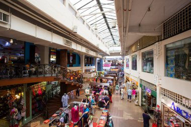 Kuala Lumpur, Malezya - 26 Ocak 2017: Kuala Lumpur 'un kalbinde yer alan Malezya Merkez Pazarı, sanat deco cephesinin restore edildiği bir kültür mirası alanıdır..