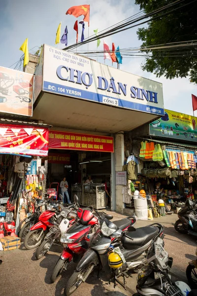 Ho Chi Minh City, Vietnam - 12 Ocak 2016: Dan Sinh Pazarı (Cho Dan Sinh) Savaş Fazlası Pazarı olarak da bilinir. Amerikan pazarı Ho Chi Minh City, Vietnam 'da bir pazardır.. 