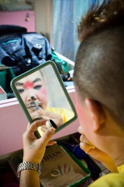 Georgetown, Penang, Malezya - 3 Şubat 2017: Çin Yeni Yıl Festivali sırasında sahne arkasında makyaj yapan geleneksel bir Çin operacısı. Geleneksel Çin operası veya Xiqu, i