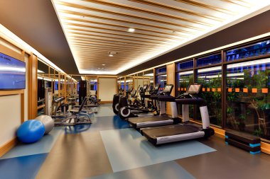 Phuket, Tayland - 15 Aralık 2015: Patong Beach, Phuket, Tayland 'daki Amari Phuket otelindeki spor merkezi sağlık kulübü.