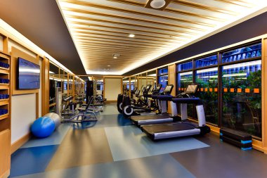 Phuket, Tayland - 15 Aralık 2015: Patong Beach, Phuket, Tayland 'daki Amari Phuket otelindeki spor merkezi sağlık kulübü.