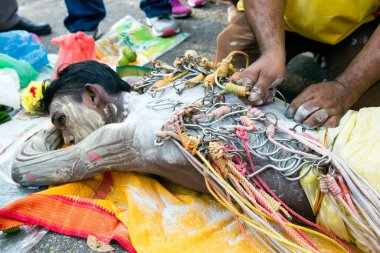 Georgetown, Penang, Malezya - 8 Şubat 2017: Hindu dindarlar, Georgetown, Penang, Malezya 'daki Thaipusam kutlamaları sırasında Hindu tanrısı Lord Muruga' nın törensel tapınmasını ve geçit törenini kutladılar..