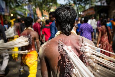 Georgetown, Penang, Malezya - 8 Şubat 2017: Hindu dindarlar, Georgetown, Penang, Malezya 'daki Thaipusam kutlamaları sırasında Hindu tanrısı Lord Muruga' nın törensel tapınmasını ve geçit törenini kutladılar..