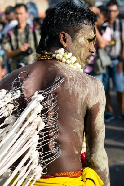 Georgetown, Penang, Malezya - 8 Şubat 2017: Hindu dindarlar, Georgetown, Penang, Malezya 'daki Thaipusam kutlamaları sırasında Hindu tanrısı Lord Muruga' nın törensel tapınmasını ve geçit törenini kutladılar..