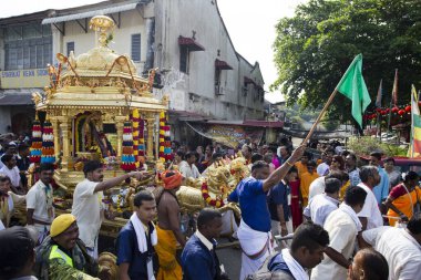 Georgetown, Penang, Malezya - 7 Şubat 2017: Hindu dindarlar, Georgetown, Penang, Malezya 'daki Thaipusam kutlamaları sırasında Hindu tanrısı Lord Muruga' nın törensel tapınmasını ve geçit törenini kutladılar..