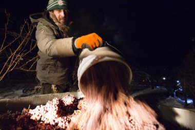 23 Aralık 2017 - Naramata, British Columbia, Kanada: Okanagan Vadisi, British Columbia, Kanada 'da bulunan Naramata' da gecenin bir yarısı donmuş Gewurztraminer üzümleri hasat eden tarım işçileri. 