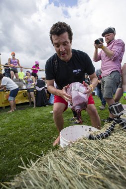 1 Ekim 2017 - Oliver, British Columbia, Kanada: Oliver, British Columbia, Kanada 'da düzenlenen yıllık Üzüm Festivali' ne katılanlar. Üzüm Ezme en popüler etkinliklerden biri.