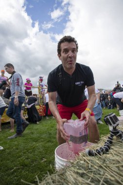 1 Ekim 2017 - Oliver, British Columbia, Kanada: Oliver, British Columbia, Kanada 'da düzenlenen yıllık Üzüm Festivali' ne katılanlar. Üzüm Ezme en popüler etkinliklerden biri.