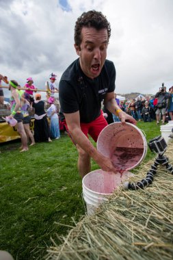 1 Ekim 2017 - Oliver, British Columbia, Kanada: Oliver, British Columbia, Kanada 'da düzenlenen yıllık Üzüm Festivali' ne katılanlar. Üzüm Ezme en popüler etkinliklerden biri.