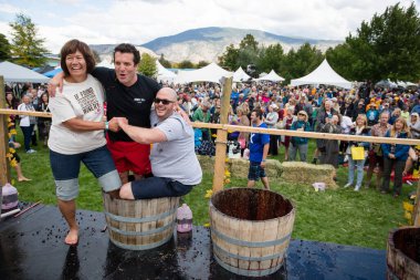 1 Ekim 2017 - Oliver, British Columbia, Kanada: Oliver, British Columbia, Kanada 'da düzenlenen yıllık Üzüm Festivali' ne katılanlar. Üzüm Ezme en popüler etkinliklerden biri.