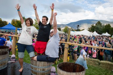 1 Ekim 2017 - Oliver, British Columbia, Kanada: Oliver, British Columbia, Kanada 'da düzenlenen yıllık Üzüm Festivali' ne katılanlar. Üzüm Ezme en popüler etkinliklerden biri.