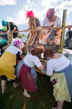 1 Ekim 2017 - Oliver, British Columbia, Kanada: Oliver, British Columbia, Kanada 'da düzenlenen yıllık Üzüm Festivali' ne katılanlar. Üzüm Ezme en popüler etkinliklerden biri.