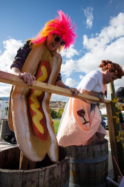 1 Ekim 2017 - Oliver, British Columbia, Kanada: Oliver, British Columbia, Kanada 'da düzenlenen yıllık Üzüm Festivali' ne katılanlar. Üzüm Ezme en popüler etkinliklerden biri.