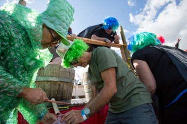 1 Ekim 2017 - Oliver, British Columbia, Kanada: Oliver, British Columbia, Kanada 'da düzenlenen yıllık Üzüm Festivali' ne katılanlar. Üzüm Ezme en popüler etkinliklerden biri.