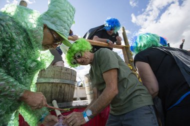 1 Ekim 2017 - Oliver, British Columbia, Kanada: Oliver, British Columbia, Kanada 'da düzenlenen yıllık Üzüm Festivali' ne katılanlar. Üzüm Ezme en popüler etkinliklerden biri.