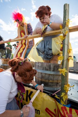 1 Ekim 2017 - Oliver, British Columbia, Kanada: Oliver, British Columbia, Kanada 'da düzenlenen yıllık Üzüm Festivali' ne katılanlar. Üzüm Ezme en popüler etkinliklerden biri.