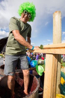1 Ekim 2017 - Oliver, British Columbia, Kanada: Oliver, British Columbia, Kanada 'da düzenlenen yıllık Üzüm Festivali' ne katılanlar. Üzüm Ezme en popüler etkinliklerden biri.