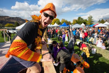 1 Ekim 2017 - Oliver, British Columbia, Kanada: Oliver, British Columbia, Kanada 'da düzenlenen yıllık Üzüm Festivali' ne katılanlar. Üzüm Ezme en popüler etkinliklerden biri.