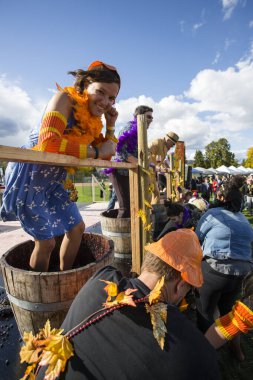 1 Ekim 2017 - Oliver, British Columbia, Kanada: Oliver, British Columbia, Kanada 'da düzenlenen yıllık Üzüm Festivali' ne katılanlar. Üzüm Ezme en popüler etkinliklerden biri.