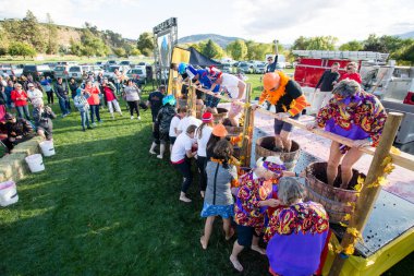 1 Ekim 2017 - Oliver, British Columbia, Kanada: Oliver, British Columbia, Kanada 'da düzenlenen yıllık Üzüm Festivali' ne katılanlar. Üzüm Ezme en popüler etkinliklerden biri.