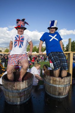 1 Ekim 2017 - Oliver, British Columbia, Kanada: Oliver, British Columbia, Kanada 'da düzenlenen yıllık Üzüm Festivali' ne katılanlar. Üzüm Ezme en popüler etkinliklerden biri.