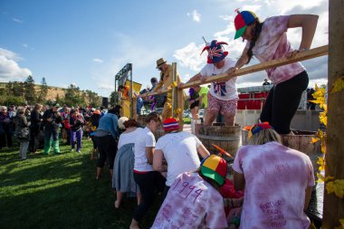 1 Ekim 2017 - Oliver, British Columbia, Kanada: Oliver, British Columbia, Kanada 'da düzenlenen yıllık Üzüm Festivali' ne katılanlar. Üzüm Ezme en popüler etkinliklerden biri.