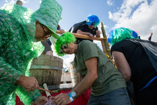 1 Ekim 2017 - Oliver, British Columbia, Kanada: Oliver, British Columbia, Kanada 'da düzenlenen yıllık Üzüm Festivali' ne katılanlar. Üzüm Ezme en popüler etkinliklerden biri.