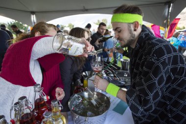 1 Ekim 2017 - Oliver, British Columbia, Kanada: Oliver, British Columbia, Kanada 'da düzenlenen yıllık Üzüm Festivali' ne katılanlar. Üzüm Ezme en popüler etkinliklerden biri.