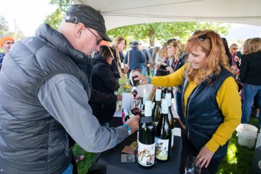 1 Ekim 2017 - Oliver, British Columbia, Kanada: Oliver, British Columbia, Kanada 'da düzenlenen yıllık Üzüm Festivali' ne katılanlar. Üzüm Ezme en popüler etkinliklerden biri.