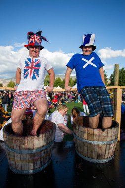 1 Ekim 2017 - Oliver, British Columbia, Kanada: Oliver, British Columbia, Kanada 'da düzenlenen yıllık Üzüm Festivali' ne katılanlar. Üzüm Ezme en popüler etkinliklerden biri.